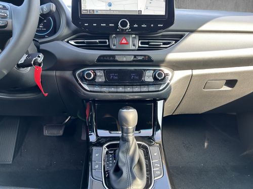 https://csb-strapi-files.fsn1.your-objectstorage.com/inventory-cars/images/75fe97ad885cff799f86af75bd9bd69a305056c6/17_500_3488.jpg