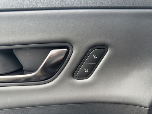 https://csb-strapi-files.fsn1.your-objectstorage.com/inventory-cars/images/7b9649996bea0e06b0281fdfe286de7dbfde035a/23_500_1738.jpg
