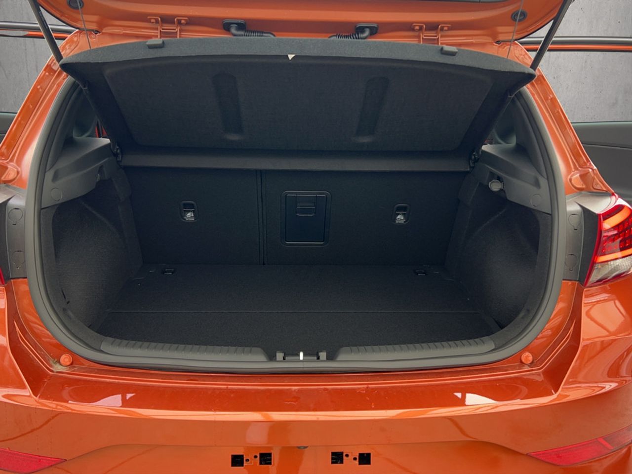https://csb-strapi-files.fsn1.your-objectstorage.com/inventory-cars/images/7c1970ee128b2d6b1bb8c735a816e1d3d77a0724/18_1280_5927.jpg