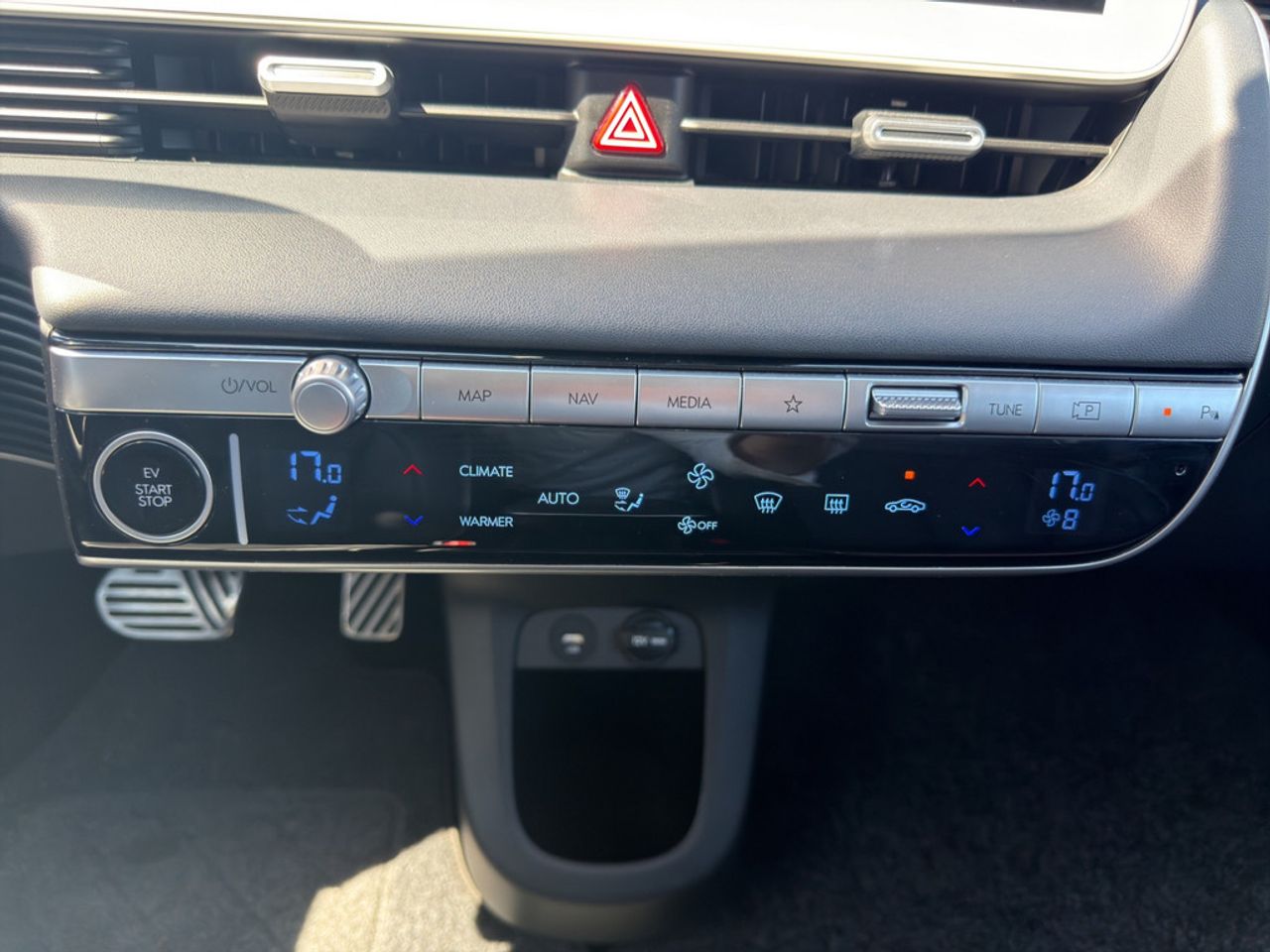 https://csb-strapi-files.fsn1.your-objectstorage.com/inventory-cars/images/7f35bb78e4857fbe0551ea7cc9601122f624f5aa/17_1280_3508.jpg