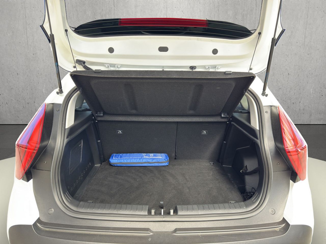 https://csb-strapi-files.fsn1.your-objectstorage.com/inventory-cars/images/801140e92601fc60f7b877404973a4e02b48459b/5_1280_8716.jpg