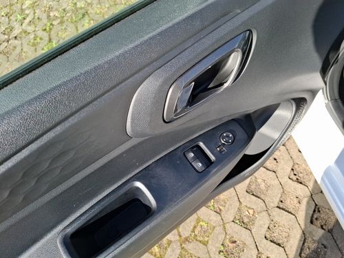 https://csb-strapi-files.fsn1.your-objectstorage.com/inventory-cars/images/819f8478e6090f045959459fcf2aaeac7a6198d0/11_500_8590.jpg