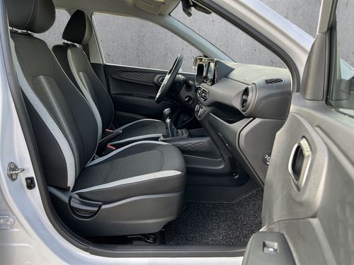 https://csb-strapi-files.fsn1.your-objectstorage.com/inventory-cars/images/8210f8896b694a7e3ff48124a3bb7c6f80e943cd/20_500_8233.jpg