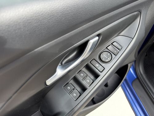 https://csb-strapi-files.fsn1.your-objectstorage.com/inventory-cars/images/83e41bc57e802dbe965677640f0fc29945bbb541/11_500_1999.jpg