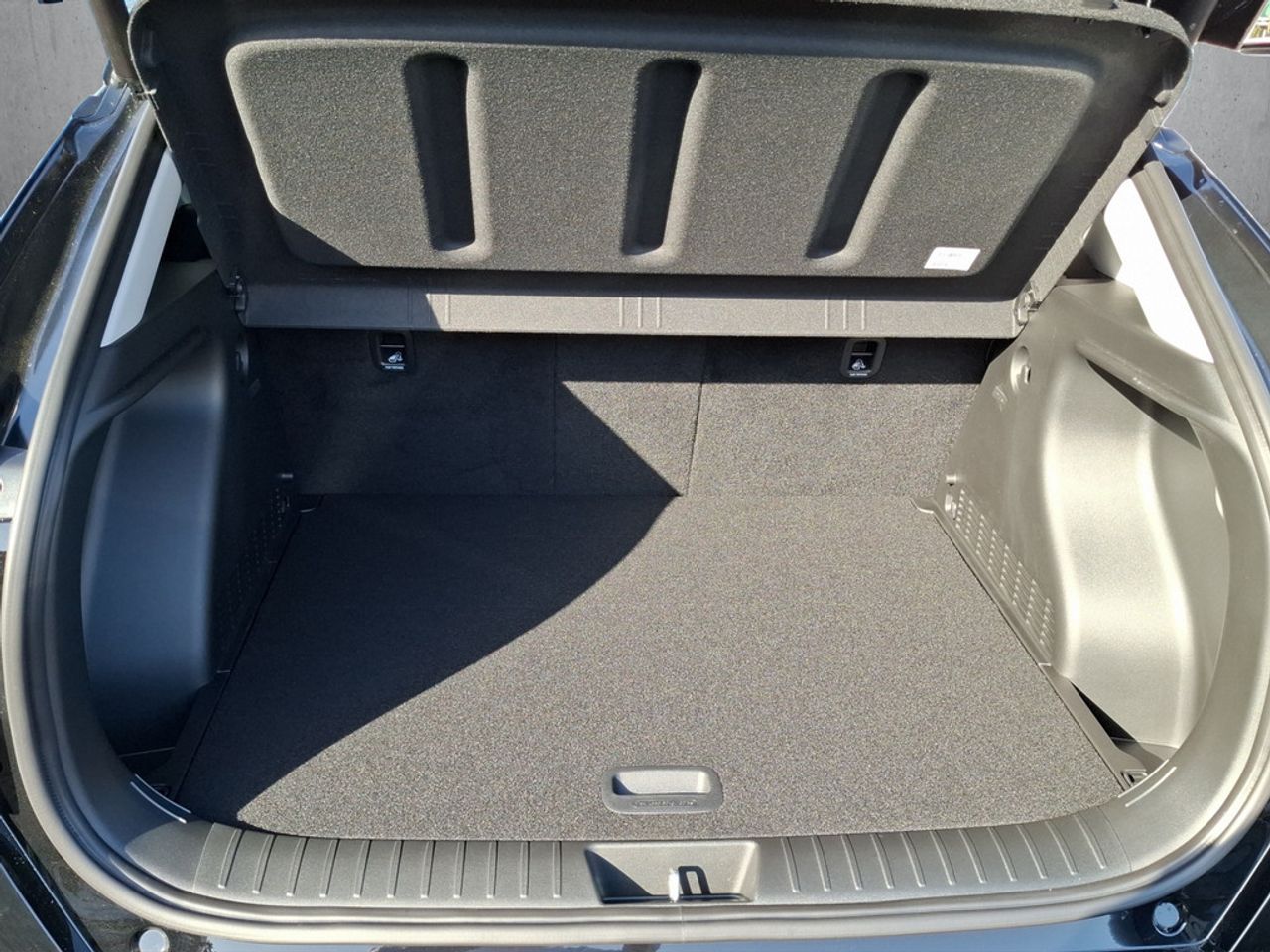 https://csb-strapi-files.fsn1.your-objectstorage.com/inventory-cars/images/84d63d7fa2e33c5a8b12e951c58d239f6994cbf1/18_1280_2701.jpg