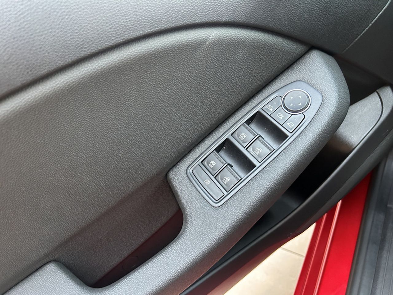 https://csb-strapi-files.fsn1.your-objectstorage.com/inventory-cars/images/893704e9d2f7822578bc76b6f3d6a0c07329a555/13_1280_5105.jpg