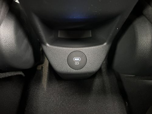 https://csb-strapi-files.fsn1.your-objectstorage.com/inventory-cars/images/89c6e7f915fdeb4f2be78aa694a3d84d06d7c982/33_500_4024.jpg