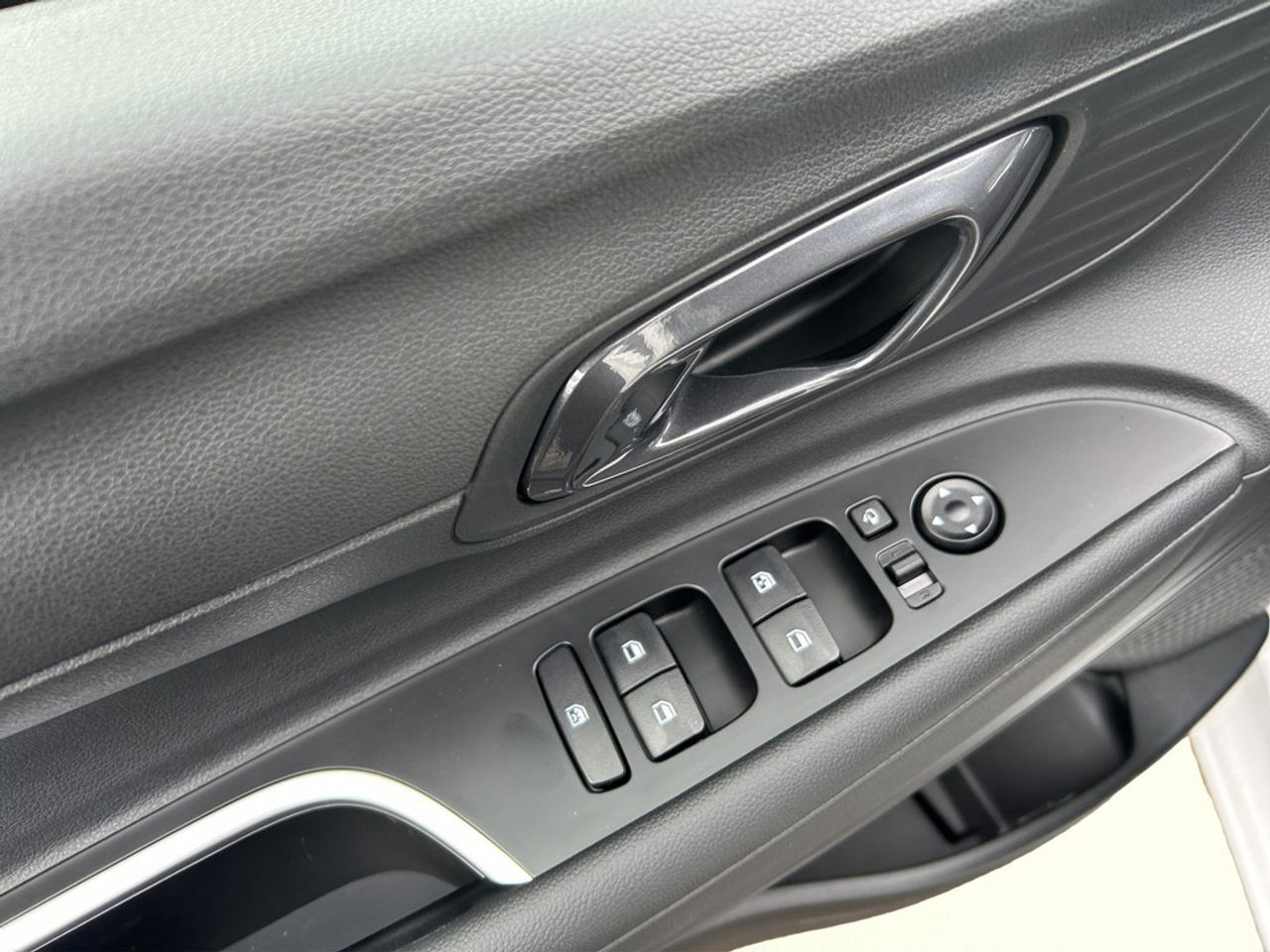 https://csb-strapi-files.fsn1.your-objectstorage.com/inventory-cars/images/8a354bd3be0172ecbbcc47f44df17e749a680693/11_1280_6022.jpg