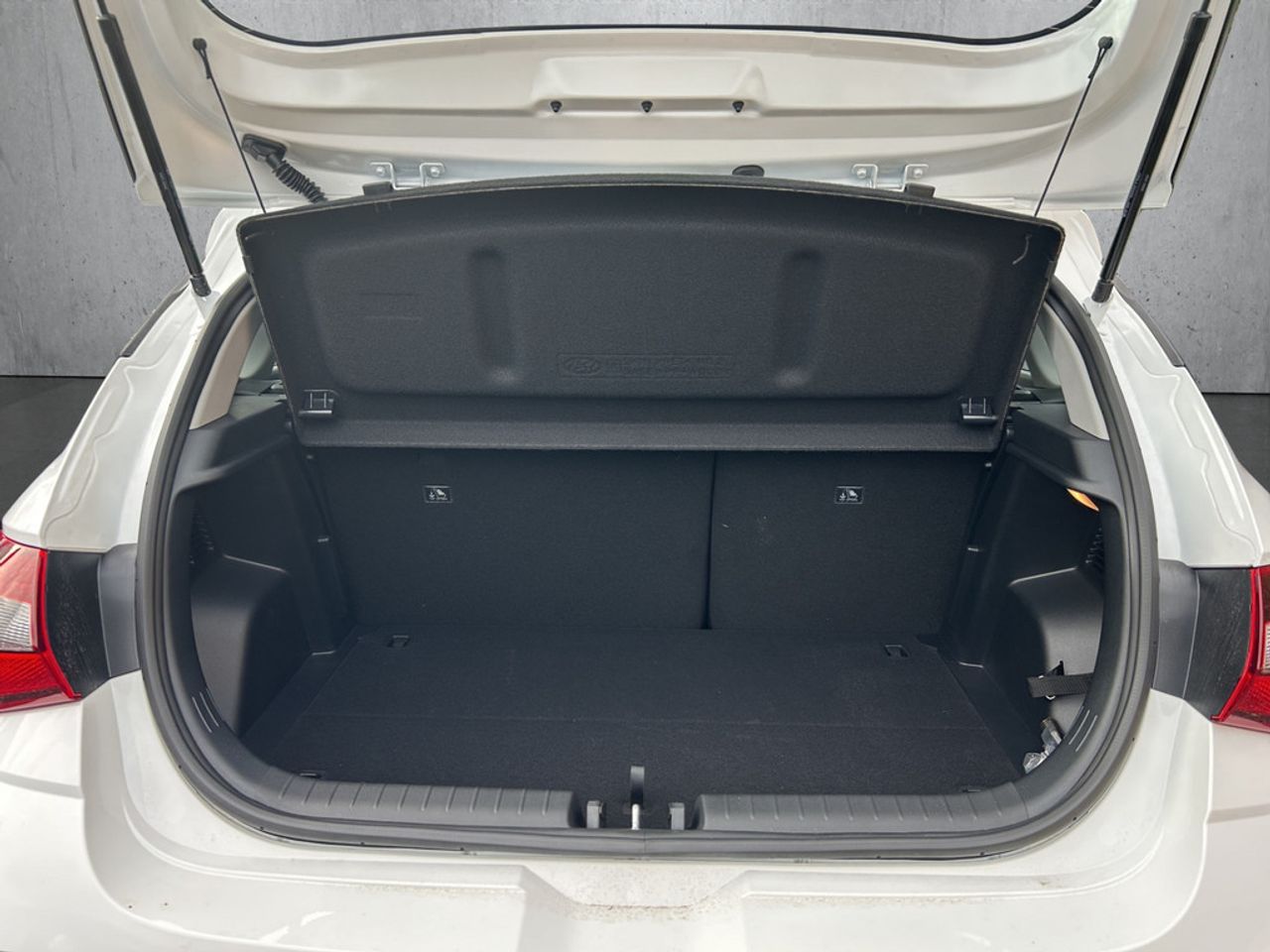 https://csb-strapi-files.fsn1.your-objectstorage.com/inventory-cars/images/8a354bd3be0172ecbbcc47f44df17e749a680693/5_1280_2983.jpg