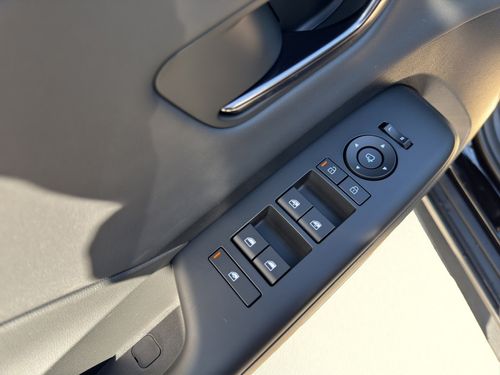 https://csb-strapi-files.fsn1.your-objectstorage.com/inventory-cars/images/8aae0f2e776102ecce48b63693b16b5a64bbe6af/11_500_1855.jpg