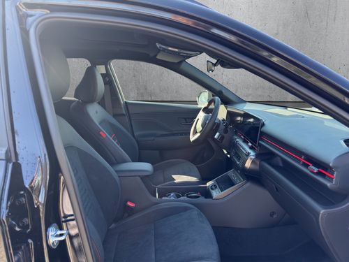 https://csb-strapi-files.fsn1.your-objectstorage.com/inventory-cars/images/8aae0f2e776102ecce48b63693b16b5a64bbe6af/13_500_3474.jpg