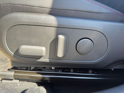 https://csb-strapi-files.fsn1.your-objectstorage.com/inventory-cars/images/8aae0f2e776102ecce48b63693b16b5a64bbe6af/19_500_2119.jpg