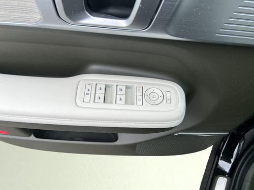 https://csb-strapi-files.fsn1.your-objectstorage.com/inventory-cars/images/8c345d515cb096295e70e679e1d5fac096eaa7a5/15_500_7451.jpg