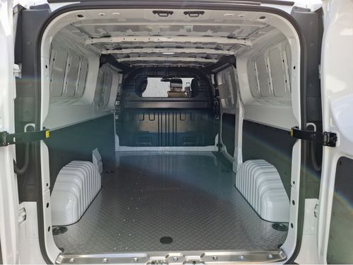 https://csb-strapi-files.fsn1.your-objectstorage.com/inventory-cars/images/8c56062f3b26e227bf693bf25cc555421bfe3835/17_500_5121.jpg