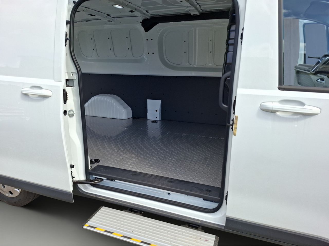 https://csb-strapi-files.fsn1.your-objectstorage.com/inventory-cars/images/8c56062f3b26e227bf693bf25cc555421bfe3835/18_1280_7234.jpg