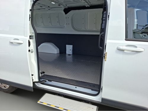 https://csb-strapi-files.fsn1.your-objectstorage.com/inventory-cars/images/8c56062f3b26e227bf693bf25cc555421bfe3835/18_500_7390.jpg