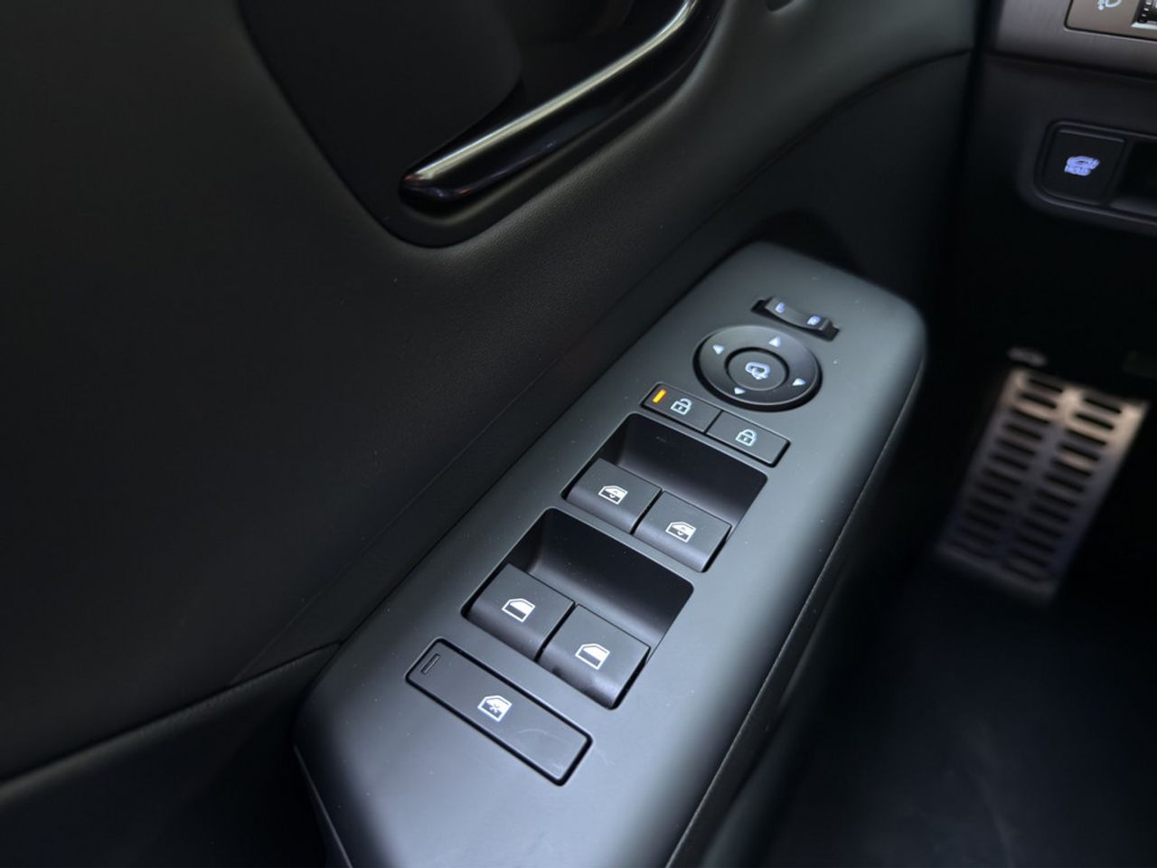 https://csb-strapi-files.fsn1.your-objectstorage.com/inventory-cars/images/8d33a3d5a4a3e8e7b057646eb0aea486e44c9520/13_1280_6109.jpg