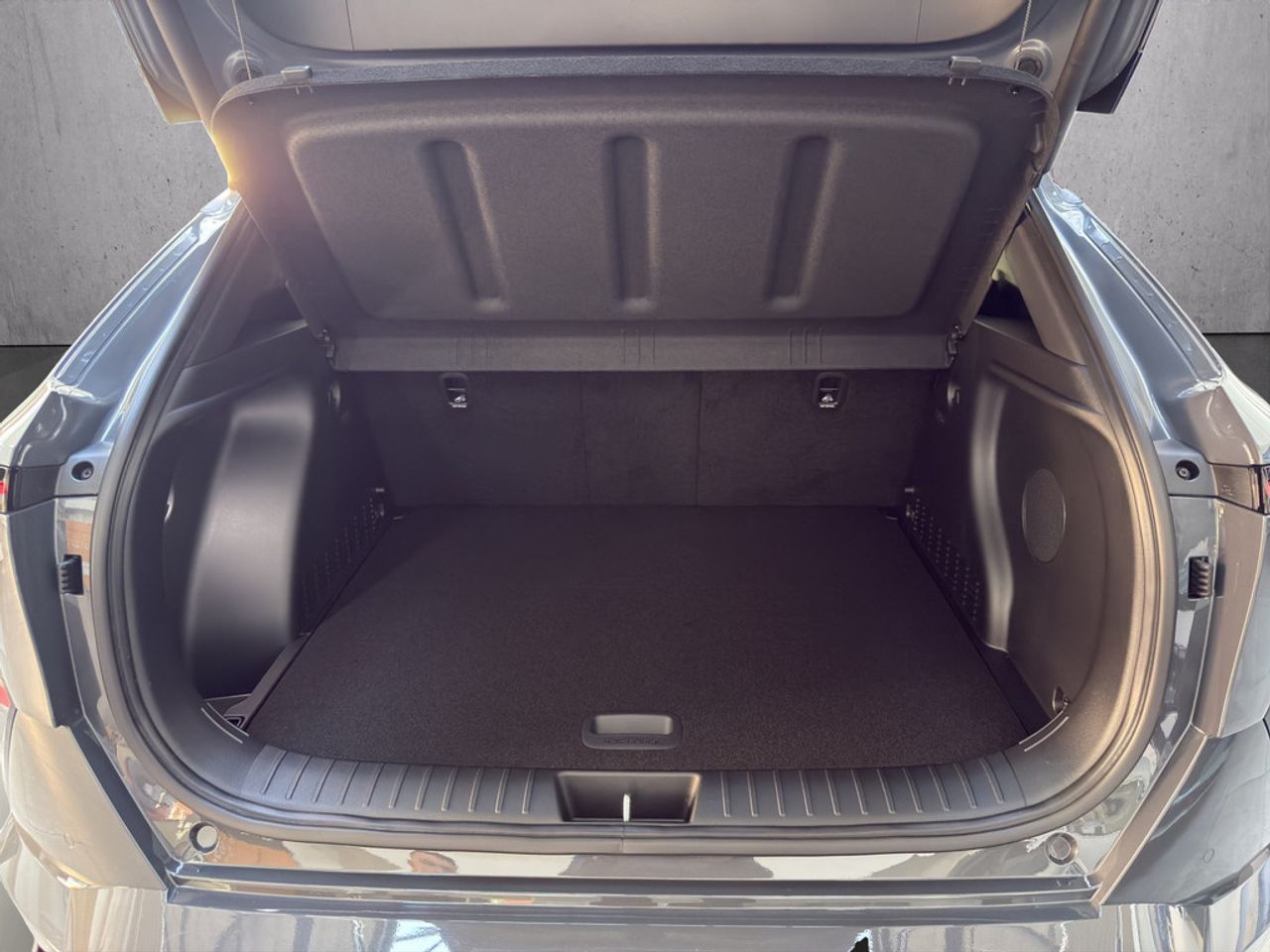 https://csb-strapi-files.fsn1.your-objectstorage.com/inventory-cars/images/8d33a3d5a4a3e8e7b057646eb0aea486e44c9520/17_1280_4323.jpg