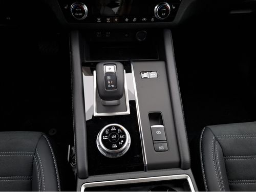 https://csb-strapi-files.fsn1.your-objectstorage.com/inventory-cars/images/8e5728123785643772aeeb8714567414a8a8263e/16_500_3382.jpg