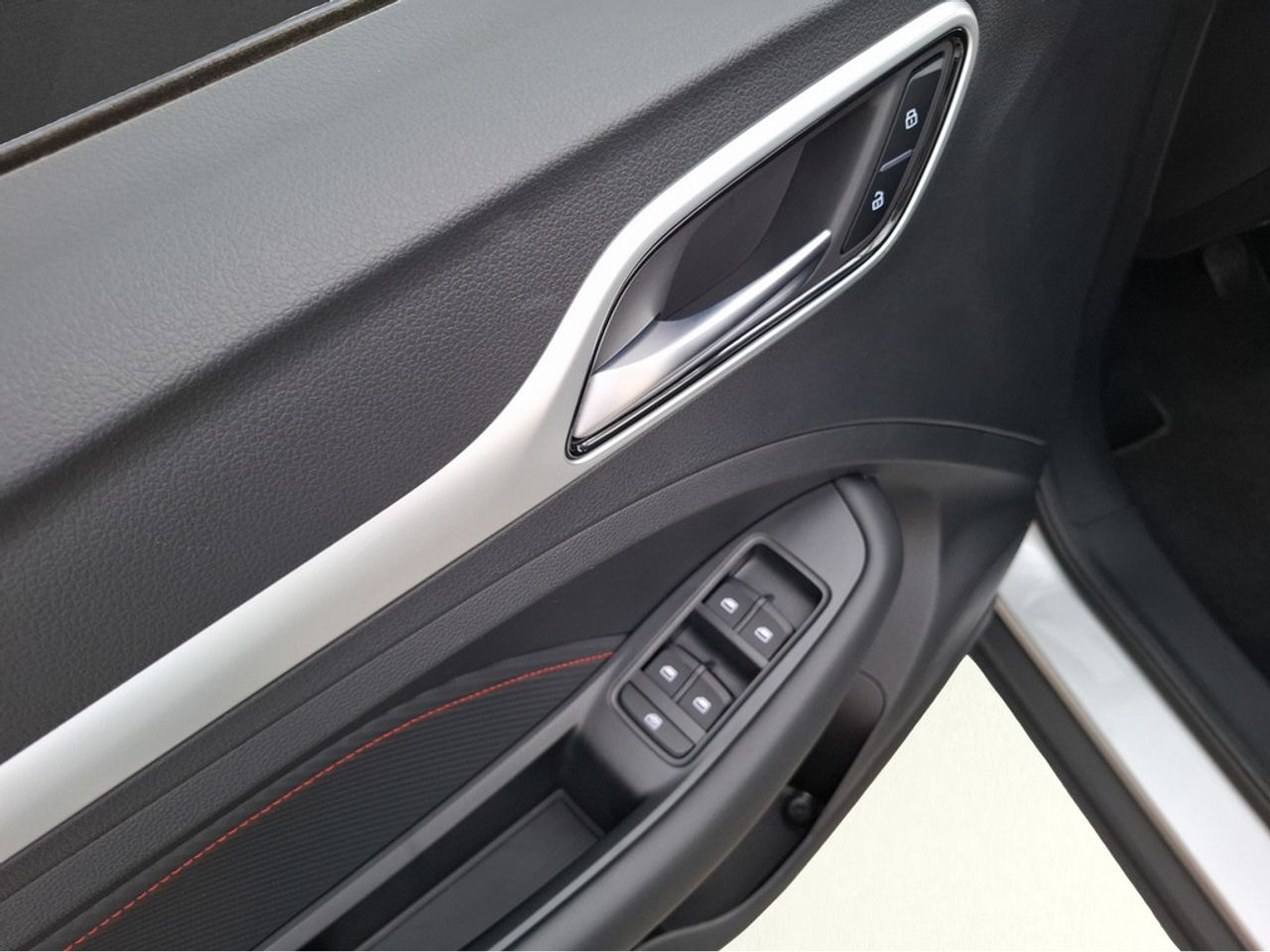 https://csb-strapi-files.fsn1.your-objectstorage.com/inventory-cars/images/91eb8d09450f715f8f56ce9d9cee8cd5372e6100/13_1280_5348.jpg