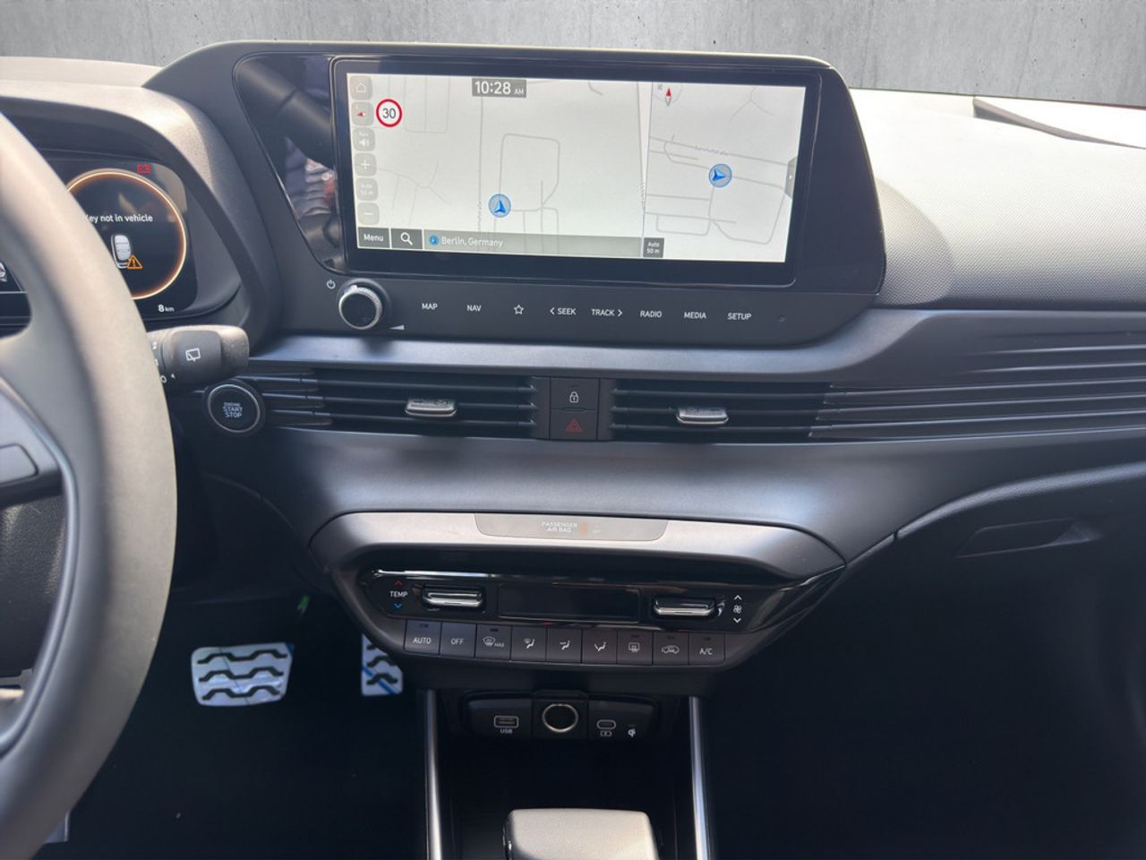 https://csb-strapi-files.fsn1.your-objectstorage.com/inventory-cars/images/9421c6283cc15eb890be44d89c4d46c13a7cb3e6/14_1280_1451.jpg