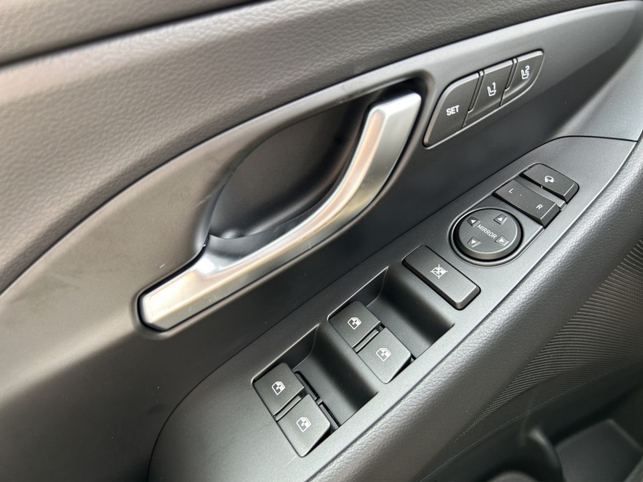 https://csb-strapi-files.fsn1.your-objectstorage.com/inventory-cars/images/94f8985f00a789cd656a32c9b1dc113fb4881153/13_1280_3733.jpg