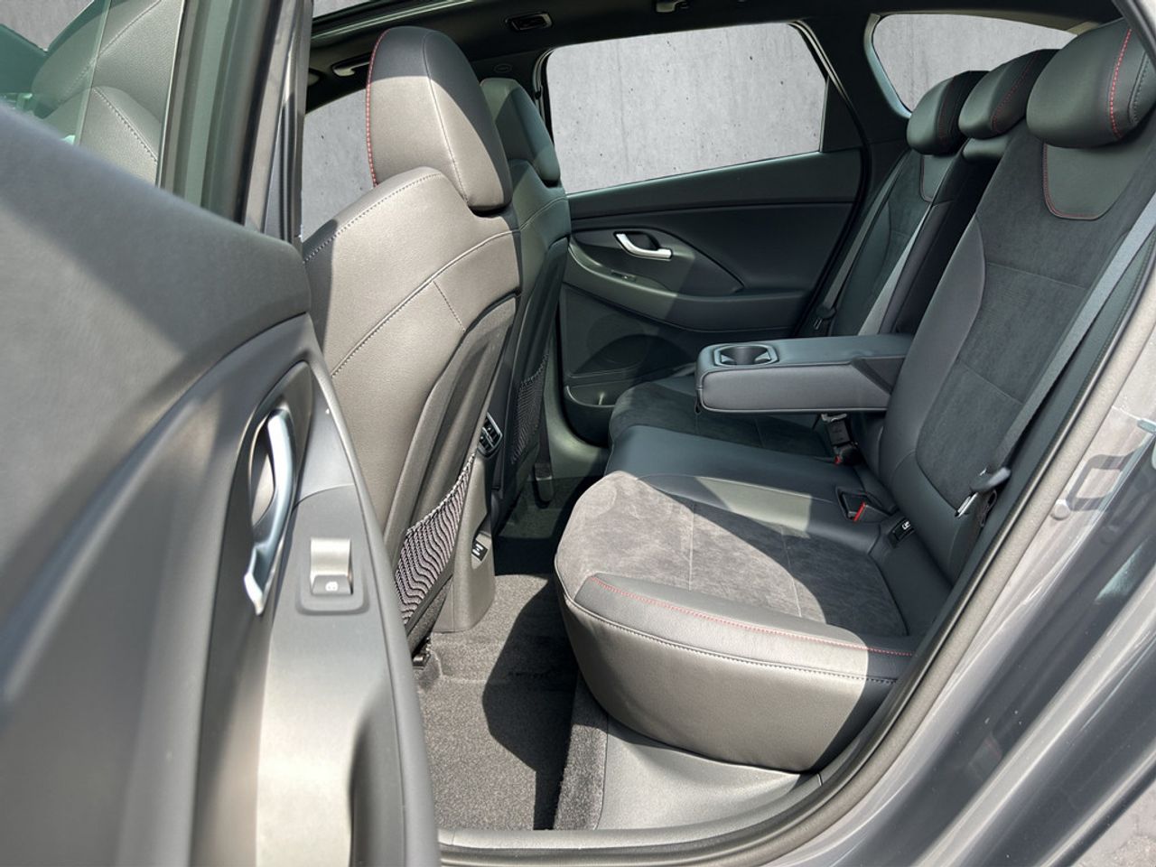 https://csb-strapi-files.fsn1.your-objectstorage.com/inventory-cars/images/94f8985f00a789cd656a32c9b1dc113fb4881153/14_1280_7236.jpg