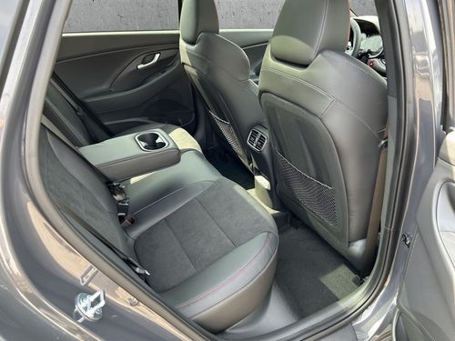 https://csb-strapi-files.fsn1.your-objectstorage.com/inventory-cars/images/94f8985f00a789cd656a32c9b1dc113fb4881153/18_500_3679.jpg