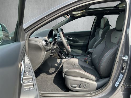 https://csb-strapi-files.fsn1.your-objectstorage.com/inventory-cars/images/94f8985f00a789cd656a32c9b1dc113fb4881153/9_500_4058.jpg