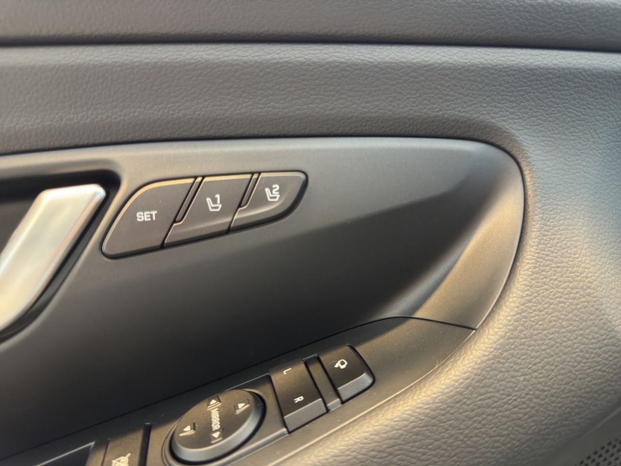 https://csb-strapi-files.fsn1.your-objectstorage.com/inventory-cars/images/9923b167181ca3be43d3f42cbc60691c2d3fd7e1/20_1280_8563.jpg
