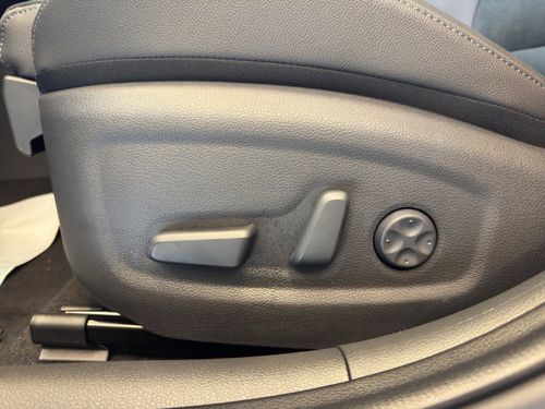 https://csb-strapi-files.fsn1.your-objectstorage.com/inventory-cars/images/9923b167181ca3be43d3f42cbc60691c2d3fd7e1/21_500_7252.jpg