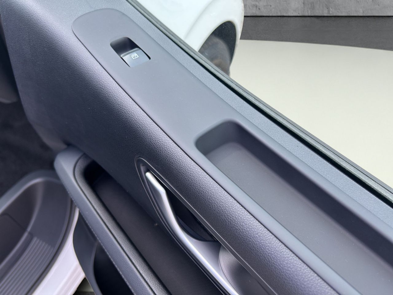 https://csb-strapi-files.fsn1.your-objectstorage.com/inventory-cars/images/9b8d068878967a756ef143902001ae34265195c4/21_1280_3804.jpg