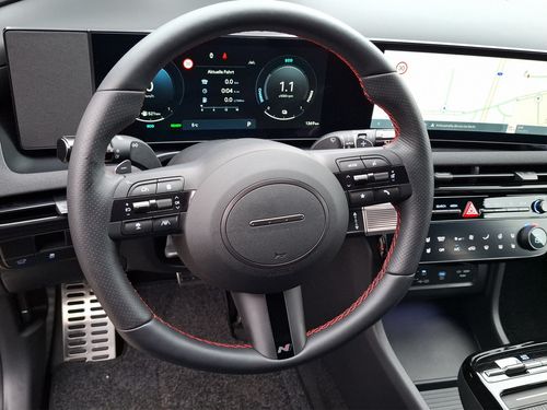 https://csb-strapi-files.fsn1.your-objectstorage.com/inventory-cars/images/9cd8ec46a64796c7cbc7fb7db6e4a130ad186500/10_500_7818.jpg