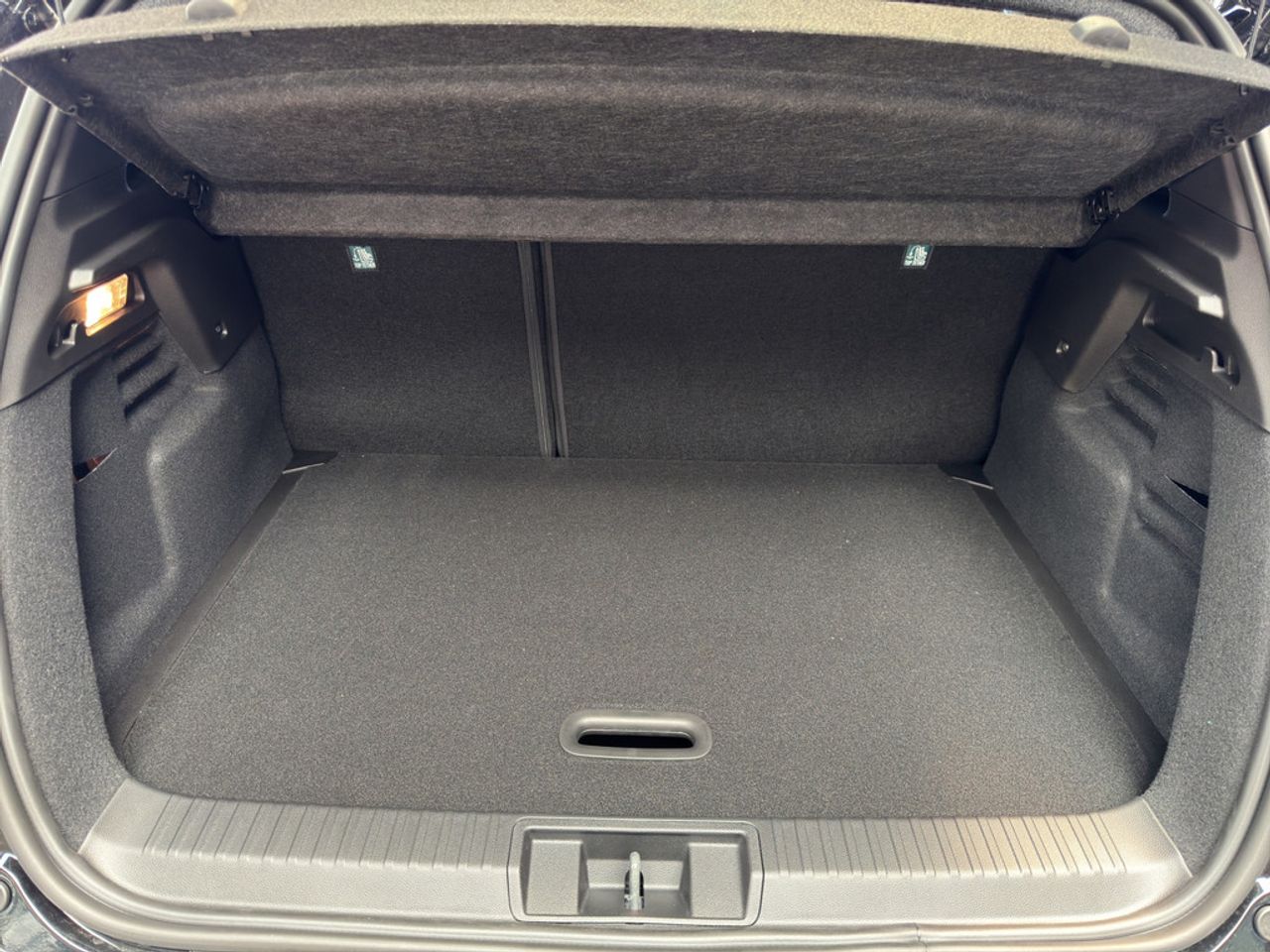 https://csb-strapi-files.fsn1.your-objectstorage.com/inventory-cars/images/9f427abefce86b9089dddac32f95e8e3d4f9735c/6_1280_6652.jpg
