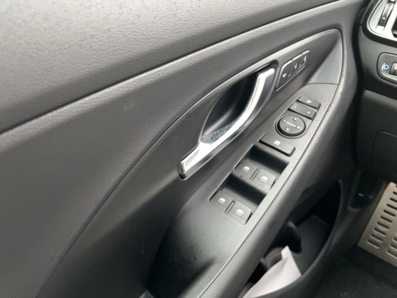https://csb-strapi-files.fsn1.your-objectstorage.com/inventory-cars/images/a3322ce8614a60c0add6d6aa94f35f6eb20601a9/13_1280_1824.jpg