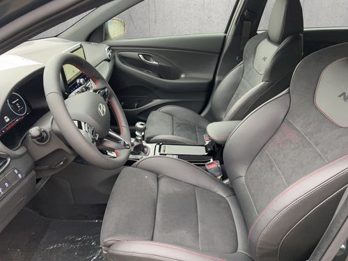 https://csb-strapi-files.fsn1.your-objectstorage.com/inventory-cars/images/a3322ce8614a60c0add6d6aa94f35f6eb20601a9/9_500_6834.jpg