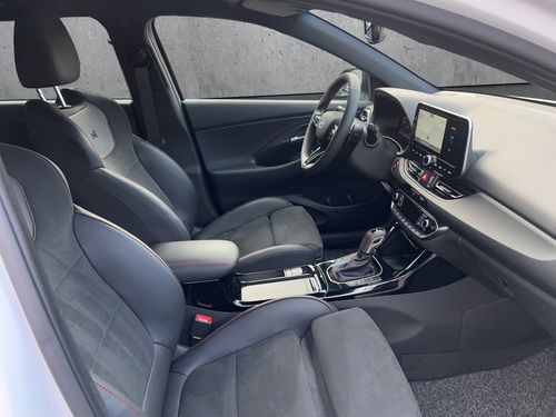 https://csb-strapi-files.fsn1.your-objectstorage.com/inventory-cars/images/a3cffdf19e149ea9913f859cff12361fe581869e/20_500_2470.jpg
