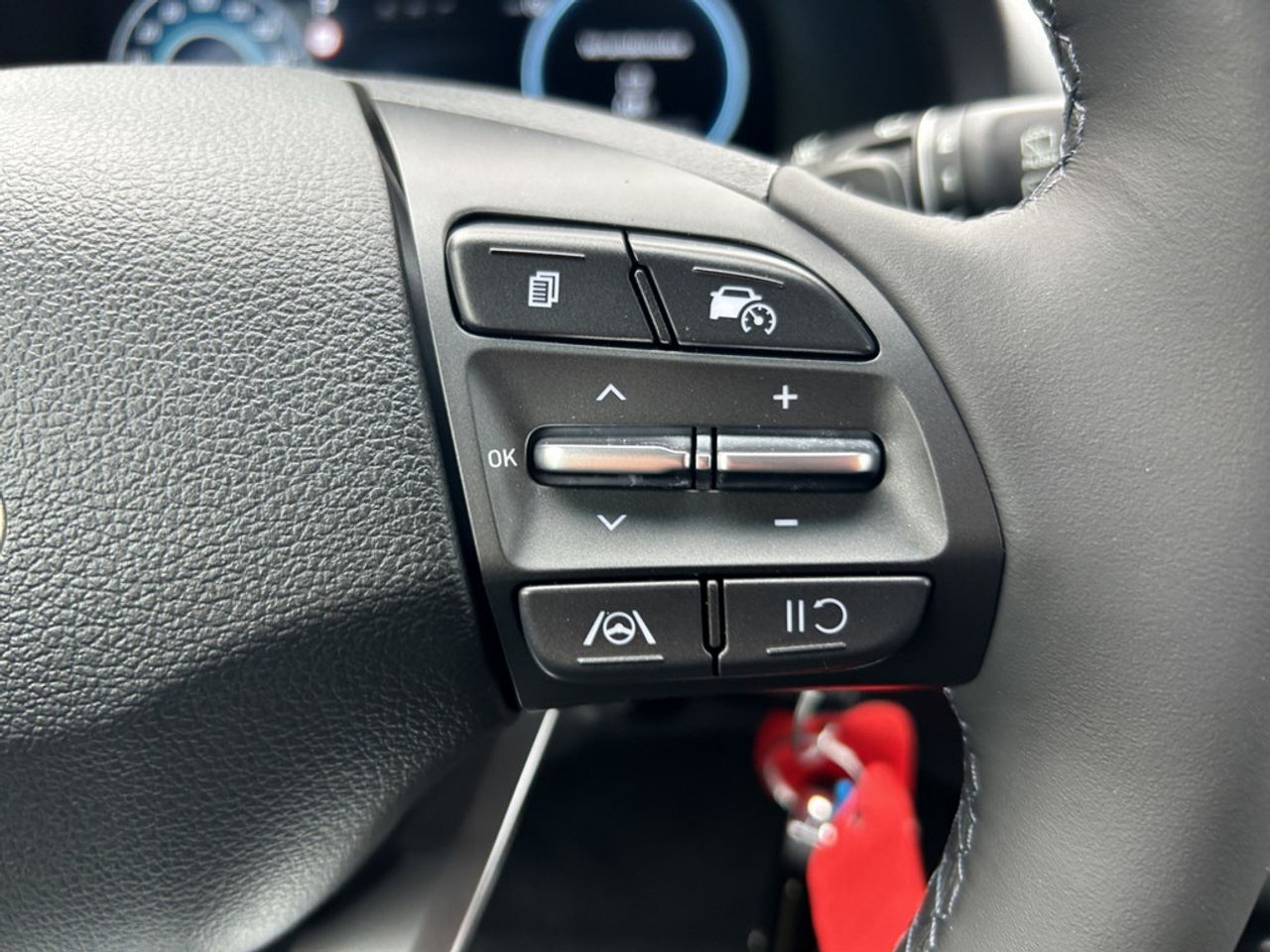 https://csb-strapi-files.fsn1.your-objectstorage.com/inventory-cars/images/a40feacd65ab4e5e0c4290ee63cdb22f3ebfe394/22_1280_3967.jpg