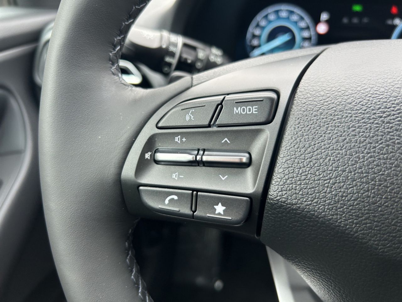 https://csb-strapi-files.fsn1.your-objectstorage.com/inventory-cars/images/a40feacd65ab4e5e0c4290ee63cdb22f3ebfe394/23_1280_2003.jpg