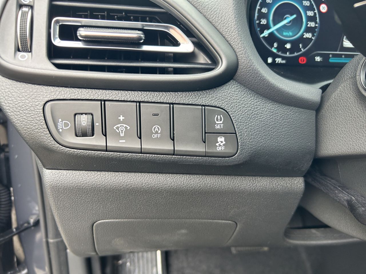 https://csb-strapi-files.fsn1.your-objectstorage.com/inventory-cars/images/a40feacd65ab4e5e0c4290ee63cdb22f3ebfe394/32_1280_7632.jpg