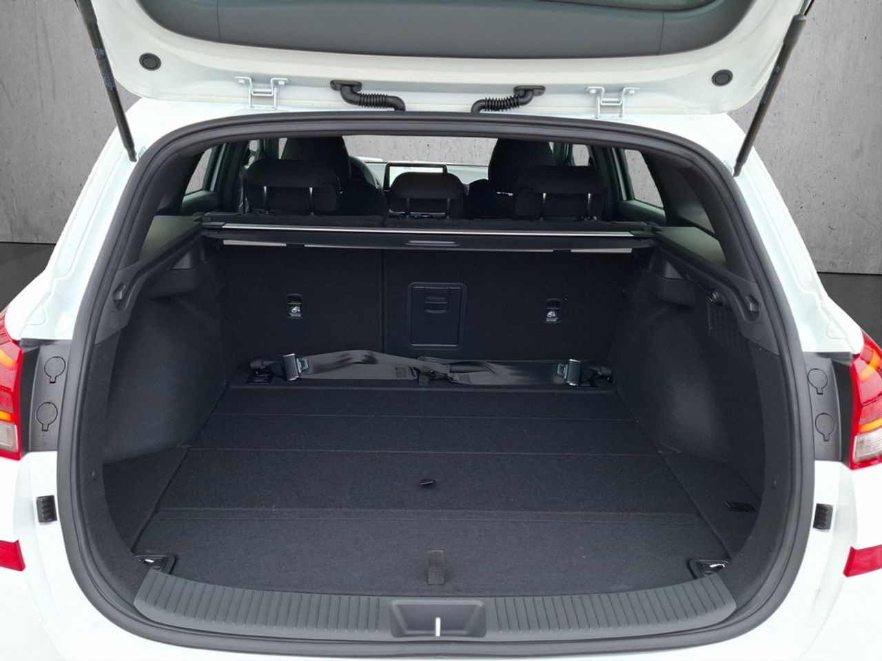 https://csb-strapi-files.fsn1.your-objectstorage.com/inventory-cars/images/a7c8a8574587d894bc48924de26d33922e4b0b84/19_1280_5144.jpg