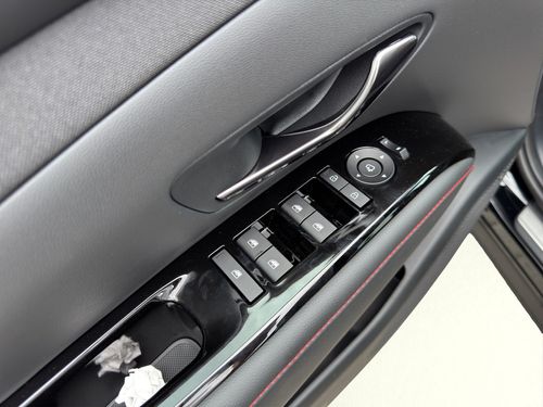 https://csb-strapi-files.fsn1.your-objectstorage.com/inventory-cars/images/ae8b725e1c4d7b1df699b4dfbe326aa71b0d006a/11_500_6073.jpg