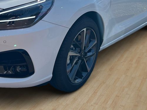 https://csb-strapi-files.fsn1.your-objectstorage.com/inventory-cars/images/b067bcf2ef2e4279fe3b7775675e2a6eb6b404d7/5_500_6214.jpg