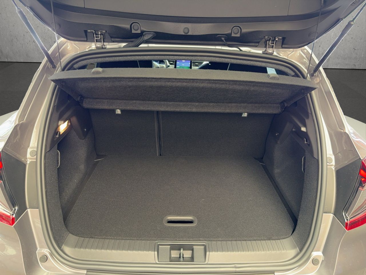 https://csb-strapi-files.fsn1.your-objectstorage.com/inventory-cars/images/b18d49d282c5f54f7ef3624fcc113282820ed20e/17_1280_2439.jpg