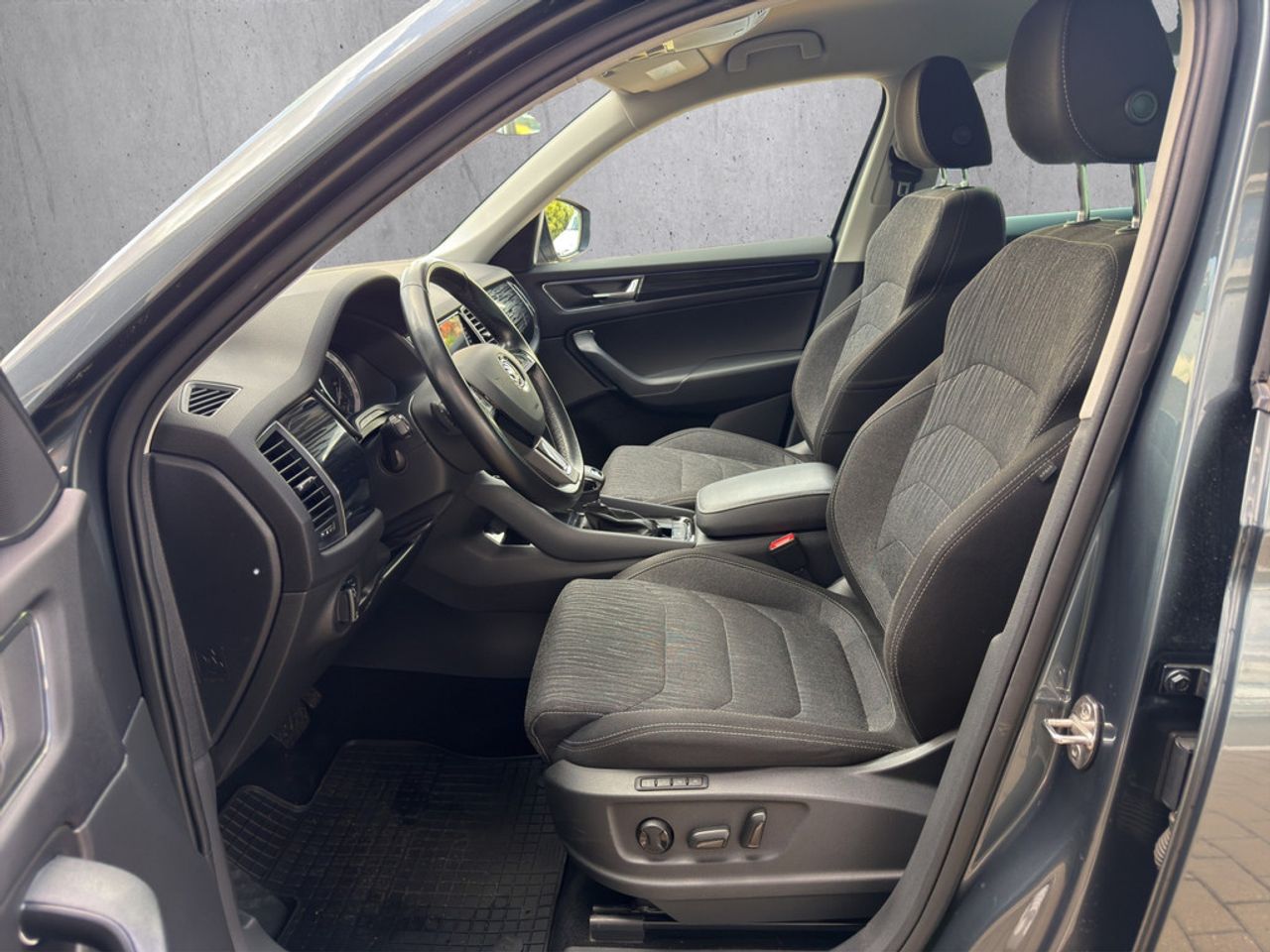 https://csb-strapi-files.fsn1.your-objectstorage.com/inventory-cars/images/b5a83fd15e649dfd2e3d4d1a10758360f1b2e4aa/10_1280_4245.jpg