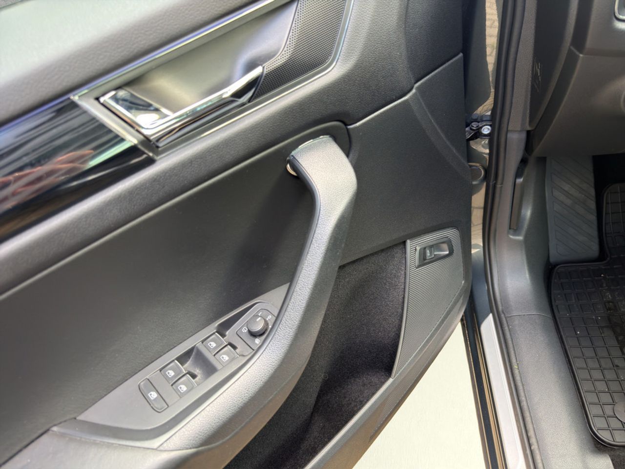 https://csb-strapi-files.fsn1.your-objectstorage.com/inventory-cars/images/b5a83fd15e649dfd2e3d4d1a10758360f1b2e4aa/11_1280_9330.jpg