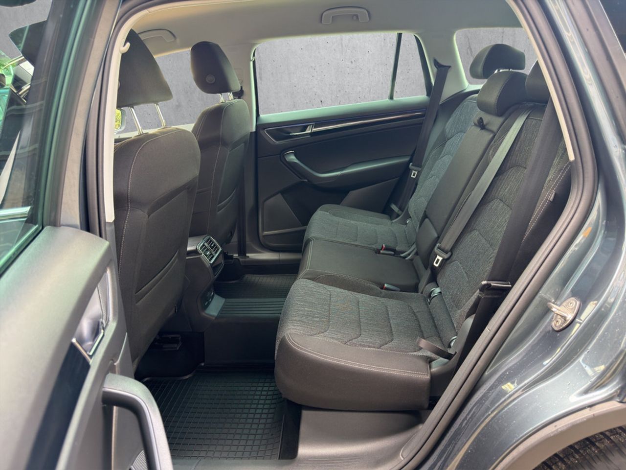 https://csb-strapi-files.fsn1.your-objectstorage.com/inventory-cars/images/b5a83fd15e649dfd2e3d4d1a10758360f1b2e4aa/12_1280_6694.jpg
