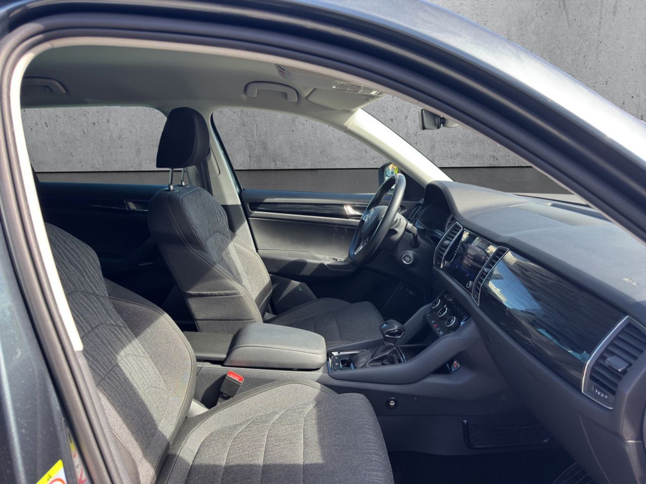https://csb-strapi-files.fsn1.your-objectstorage.com/inventory-cars/images/b5a83fd15e649dfd2e3d4d1a10758360f1b2e4aa/13_1280_6857.jpg
