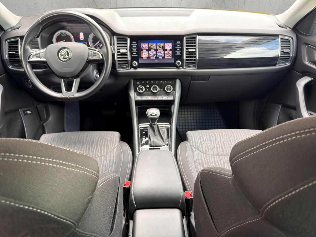 https://csb-strapi-files.fsn1.your-objectstorage.com/inventory-cars/images/b5a83fd15e649dfd2e3d4d1a10758360f1b2e4aa/13_1280_8763.jpg