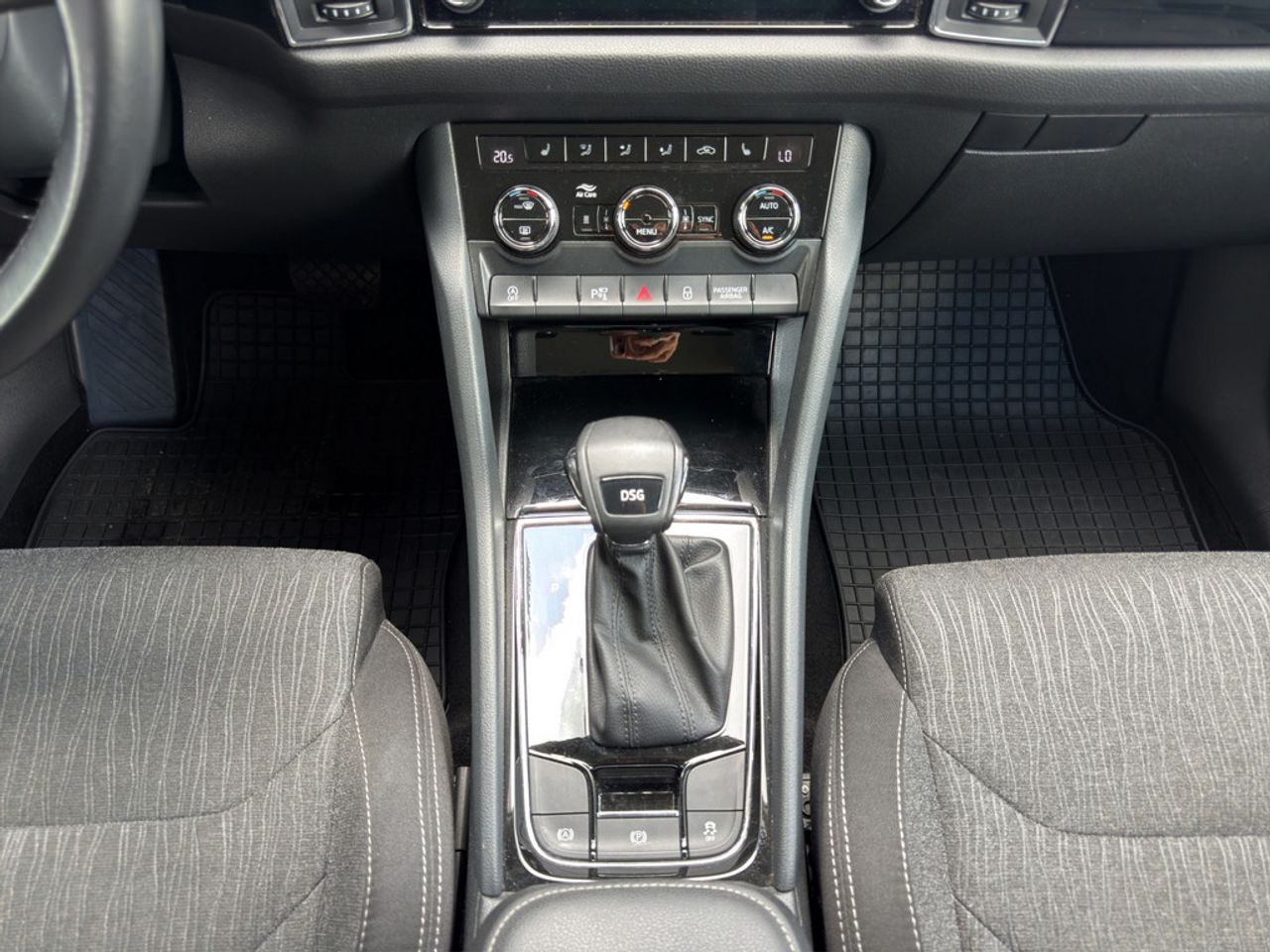 https://csb-strapi-files.fsn1.your-objectstorage.com/inventory-cars/images/b5a83fd15e649dfd2e3d4d1a10758360f1b2e4aa/15_1280_2840.jpg